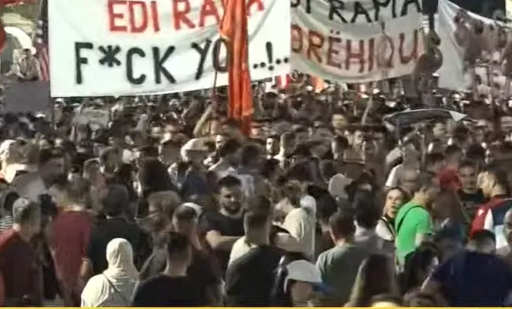 Mbyllen fjalimet para Kryeministrisë/ Qytetarët nisin marshimin, në rrugët e Tiranës: Nesër më shumë