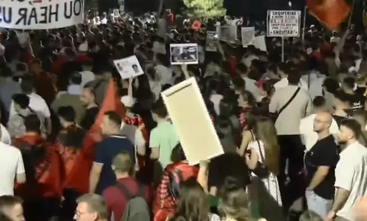 Mbyllet dita e 18-të e protestës, qytetarët nisin marshimin
