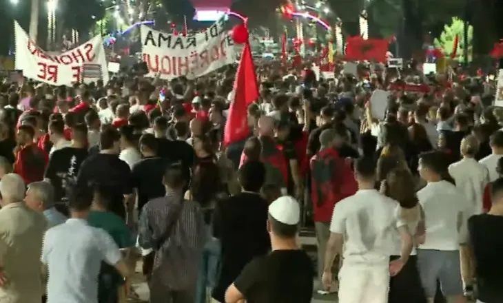 Mbyllet dita e 20-të e protestës, qytetarët nisin marshimin në rrugë