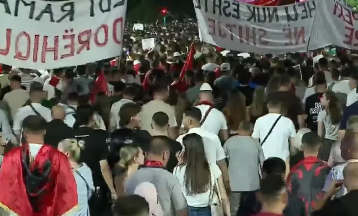 Mbyllet dita e 23-të e protestës, qytetarët nisin marshimin në rrugë