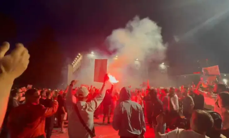 Mbyllet pas më shumë se tre orësh dita e pestë e protestës, zbardhen 5 kërkesat e “grupit nismëtar”: Dorëheqje e Qeverisë dhe anulimi i Zvërnecit