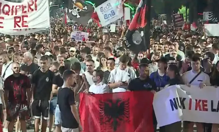 Mbyllet protesta e 16-të para kryeministrisë, qytetarët nisin marshimin