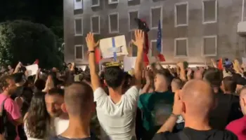 Mbyllet protesta pas më shumë se tre orësh, qytetarët largohen nga bulevardi me thirrje: Nesër më shumë