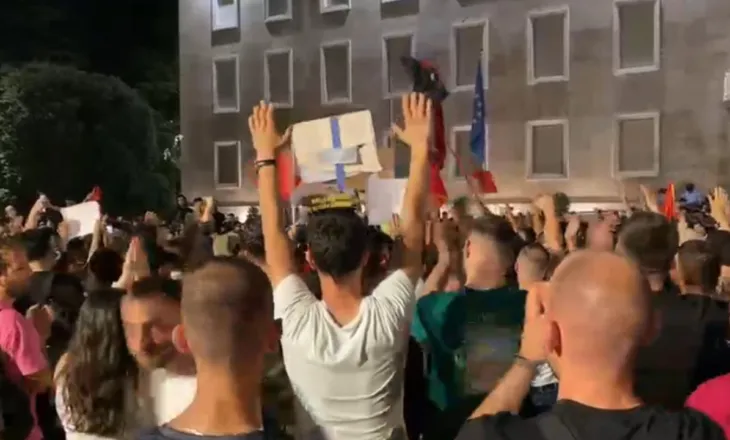 Mbyllet protesta pas më shumë se tre orësh, qytetarët largohen nga bulevardi me thirrje: Nesër më shumë