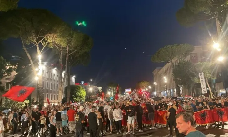 Mbyllet protesta, qytetarët nisin marshimin në rrugët e Tiranës