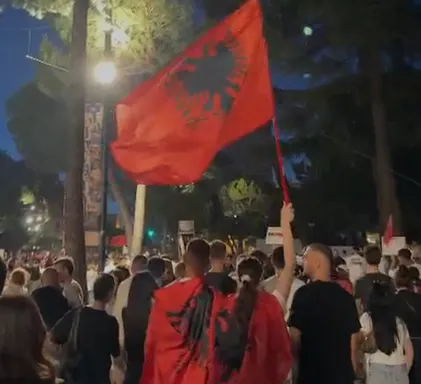 Mbyllet protesta, qytetarët nisin marshimin (VIDEO)