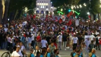 Mbyllet protesta, qytetarët nisin marshimin