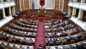 Mbyllet seanca plenare! Kuvendi miraton projekt-rezolutat, Marjana Koçeku largohet nga Komisionet Parlamentare