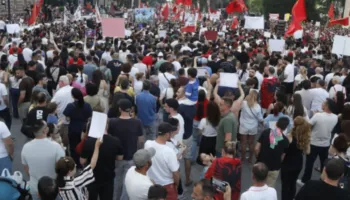 Mbyllet tubimi në Tiranë për Zvërnecin/ Protestuesit mblidhen para Kryeministrisë me 10 kërkesa, protestë mbarëkombëtare më 10 qershor