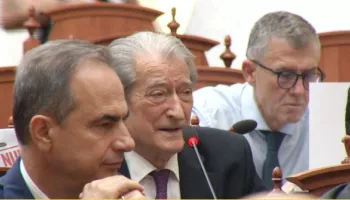 “Më censuruat’, Berisha thirrje Peleshit: Tërhiq rendin e ditës, po i bëni karshillëk mijëra protestuesve