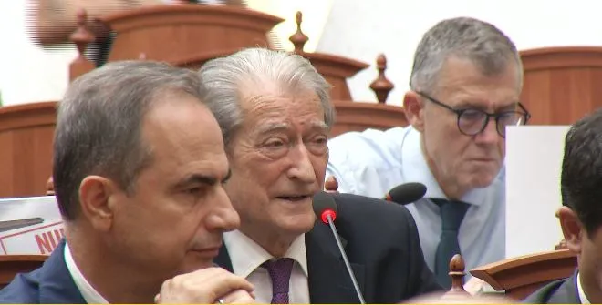“Më censuruat’, Berisha thirrje Peleshit: Tërhiq rendin e ditës, po i bëni karshillëk mijëra protestuesve