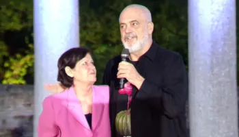 “Më dashuron dhe mua si Fatosin, por nuk ma shpreh”,  Rama batuta me sociaisten e Fierit