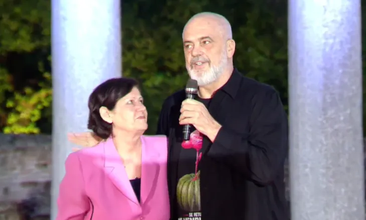 “Më dashuron dhe mua si Fatosin, por nuk ma shpreh”,  Rama batuta me sociaisten e Fierit