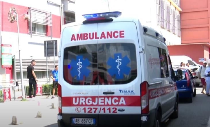 “Më dhunuan policët grekë!”, i riu shkon në spitalin e Korçës me dëmtime në trup