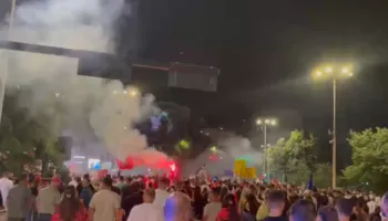 Me flakadanë dhe brohoritje/ Vijon marshimi i protestuesve, shkojnë në drejtim të zonës së “Ali Demit”
