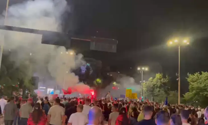 Me flakadanë dhe brohoritje/ Vijon marshimi i protestuesve, shkojnë në drejtim të zonës së “Ali Demit”