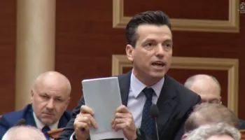 “Më ka kërcënuar ministri”, Shehaj akuza në Kuvend, i përgjigjet Peleshi: Sekretaria do verifikojë pretendimet tuaja