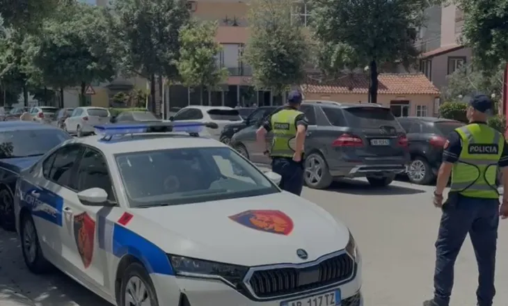 Me kallashnikov në dorë nëpër rrugët e Kamzës, i riu terrorizon banorët