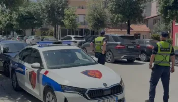 Me kallashnikov në dorë nëpër rrugët e Kamzës, i riu terrorizon banorët