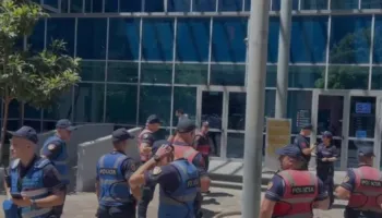 ‘Me leje gjyqtar…’ Si nisi përleshja fizike brenda kafazit të xhamtë! Vëllezërit Bushgjokaj grushta e shkelma Petrit Çakrrit