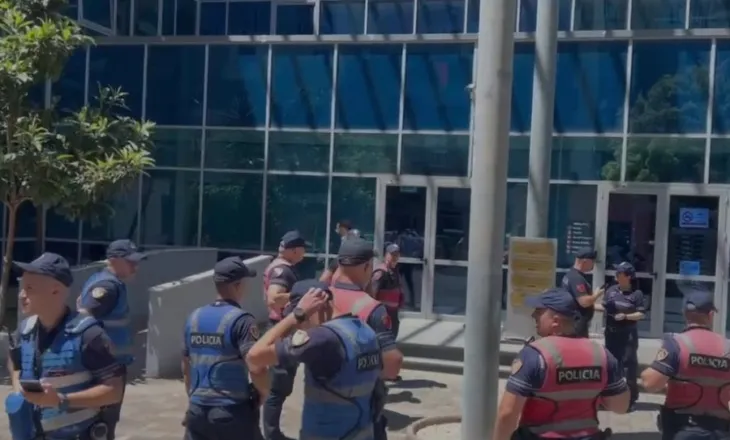 ‘Me leje gjyqtar…’ Si nisi përleshja fizike brenda kafazit të xhamtë! Vëllezërit Bushgjokaj grushta e shkelma Petrit Çakrrit