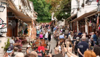 Më pak rezervime për pushime jashtë vendit, rritet interesi për destinacionet vendase
