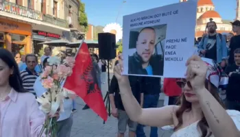 Me pankarta për efektivin Enea Mekolli, qytetarët protestojnë në Korçë