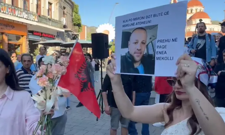 Me pankarta për efektivin Enea Mekolli, qytetarët protestojnë në Korçë