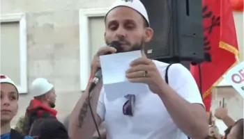 Me plis në kokë, protestuesi: Synimi është që të na heqin dhe të na zëvendësojnë, por Shqipëria është e jona