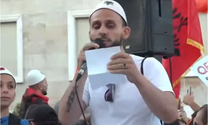 Me plis në kokë, protestuesi: Synimi është që të na heqin dhe të na zëvendësojnë, por Shqipëria është e jona