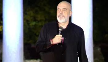 “Më thonë mua tradhtar”/ Rama i përgjigjet protestuesve nga Fieri: Nga pallati i presidentit në Serbi, jua thashë që Kosova është e pavarur