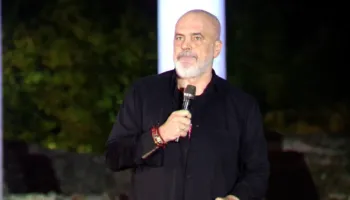 “Më thonë mua tradhtar”/ Rama i përgjigjet protestuesve: Nga pallati i presidentit në Serbi, jua thashë që Kosova është e pavarur