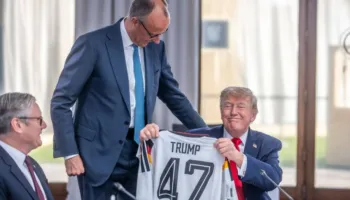 Merz surprizon Trump në G7, i dhuron fanellë të Gjermanisë me numrin 47 për 80-vjetorin