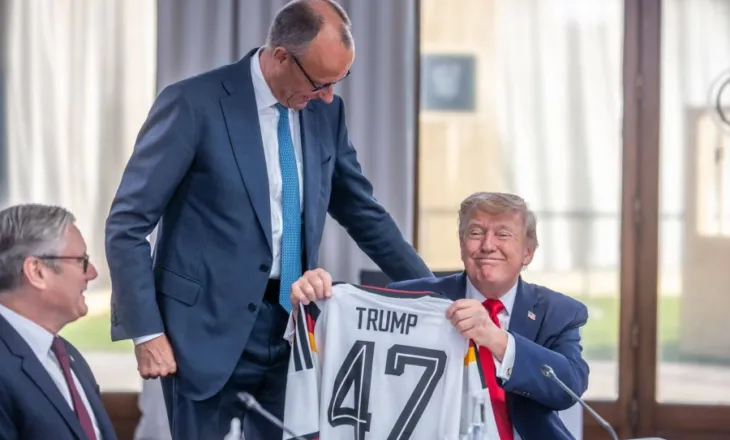 Merz surprizon Trump në G7, i dhuron fanellë të Gjermanisë me numrin 47 për 80-vjetorin