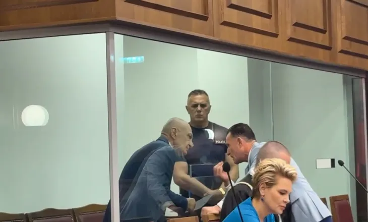 Meta komunikon me avokatin përmes kafazit të xhamit, Kryemadhi shfaqet e qetë në sallë, nis gjyqi në GJKKO për ish-çiftin