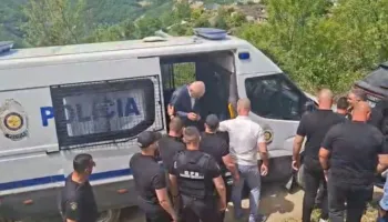Meta mbërrin në Skrapar për ceremoninë e përcjelljes së babait, dalin pamjet e para