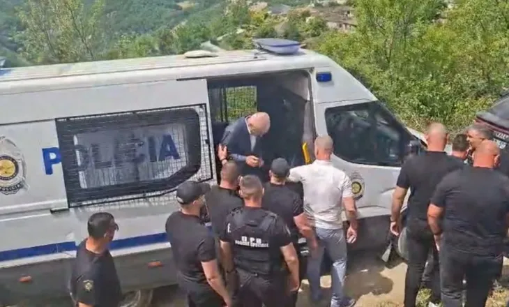Meta mbërrin në Skrapar për ceremoninë e përcjelljes së babait, dalin pamjet e para