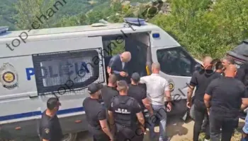 Meta mbërrin në Skrapar për ceremoninë e përcjelljes së të atit drejt banesës së fundit, momenti kur zbret nga furgoni i shoqëruar nga policia e burgut