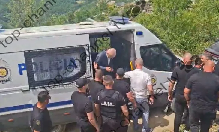 Meta mbërrin në Skrapar për ceremoninë e përcjelljes së të atit drejt banesës së fundit, momenti kur zbret nga furgoni i shoqëruar nga policia e burgut