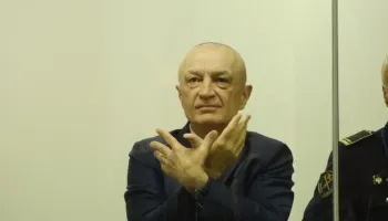 Meta sfidon GJKKO: Komiteti i Helsinkit konfirmoi se kafazi i xhamit bie ndesh me procesin e rregullt ligjor!