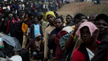 Mijëra emigrantë presin në radhë për riatdhesim në kampet e Afrikës së Jugut