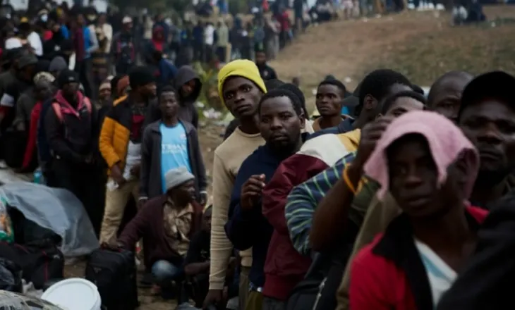 Mijëra emigrantë presin në radhë për riatdhesim në kampet e Afrikës së Jugut