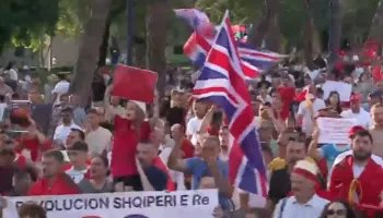 Mijëra qytetarë kërkojnë largimin e Ramës/ Me flamuj amerikanë e britanikë, diaspora sërish pjesë e protestës së sotme