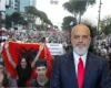 Mijëra qytetarë mbushin sheshet e Tiranës, protestojnë për Zvërnecin dhe i kërkojnë qeverisë të anulojë projektin