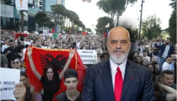 Mijëra qytetarë mbushin sheshet e Tiranës, protestojnë për Zvërnecin dhe i kërkojnë qeverisë të anulojë projektin