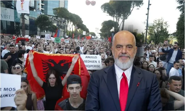 Mijëra qytetarë mbushin sheshet e Tiranës, protestojnë për Zvërnecin dhe i kërkojnë qeverisë të anulojë projektin