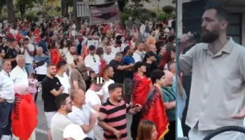 Mijëra qytetarë në shesh, Progni: Protestojmë edhe kundër Soros, ai na e solli kryeministrin dhe Berishën