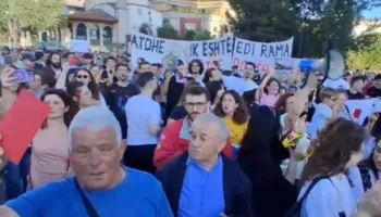 Mijëra qytetarë para Kryeministrisë, mesazh qeverisë: Ju erdhi fundi