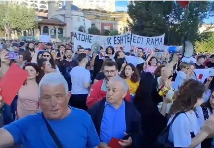 Mijëra qytetarë para Kryeministrisë, mesazh qeverisë: Ju erdhi fundi