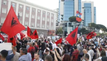 Mijëra qytetarë protestë në Tiranë, thirrje kundër Ramës
